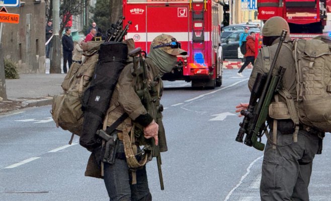 В Праге в отеле нашли раненого иностранца и подозрительные провода: полицию вызвали на место пиротехники