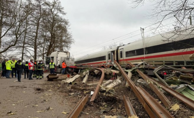 В Гамбурге столкновение грузовика с поездом привело к сходу с рельсов: 12 пострадавших