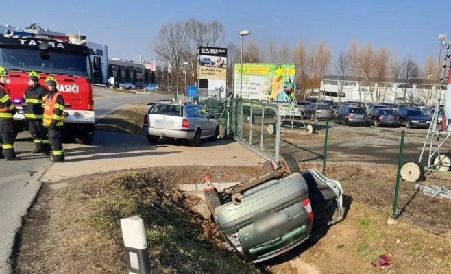 Жесткое ДТП в регионе Шумперско: водители столкнулись на перекрестке, одна из машин перевернулась в кювете