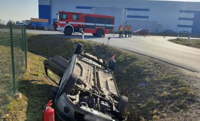 Жесткое ДТП в регионе Шумперско: водители столкнулись на перекрестке, одна из машин перевернулась в кювете
