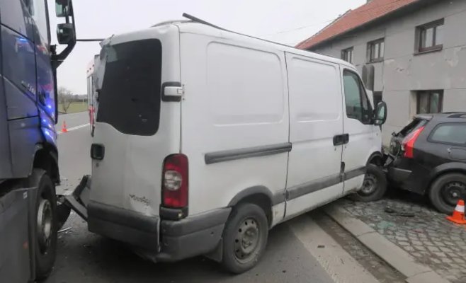 Густой дым помешал водителю грузовика заметить припаркованный фургон: двое пострадавших
