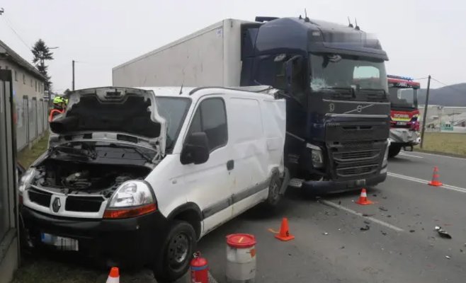 Густой дым помешал водителю грузовика заметить припаркованный фургон: двое пострадавших