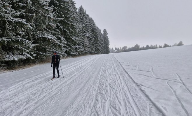 Лыжник оставил ребенка в машине на два часа – мальчик ушел без куртки