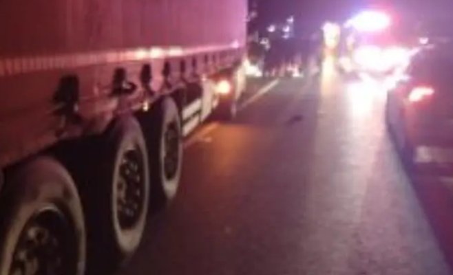 Водитель вышел из машины и мгновенно попал под колеса грузовика