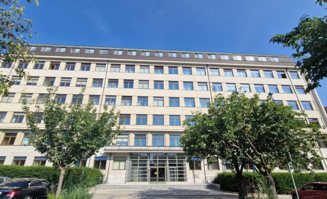 Главная кассирша приписала себе сотни фиктивных рабочих часов. Судебные разбирательства длились до самого верха