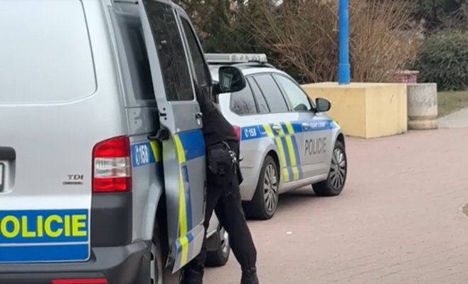 Мужчина пытался влезть в школу в Кладно и погиб