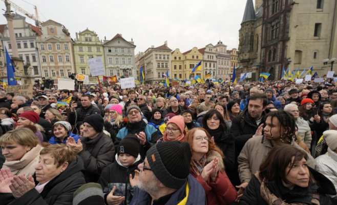 Тысячи людей в Праге почтили память начала вторжения в Украину: выступил президент Павел
