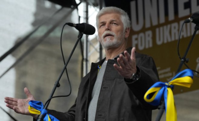 Тысячи людей в Праге почтили память начала вторжения в Украину: выступил президент Павел