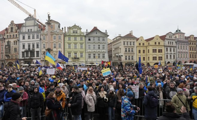 Тысячи людей в Праге почтили память начала вторжения в Украину: выступил президент Павел