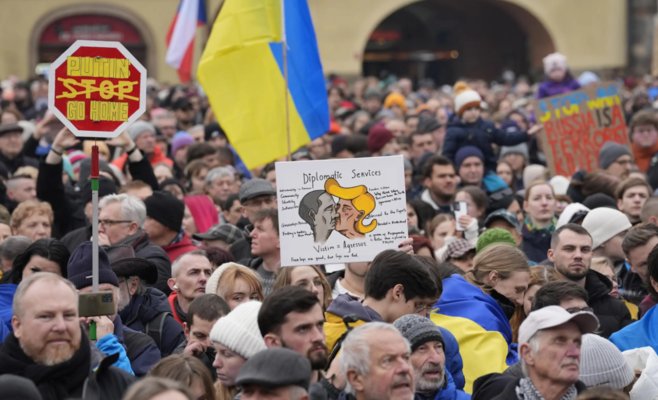 Тысячи людей в Праге почтили память начала вторжения в Украину: выступил президент Павел