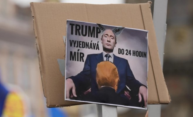 Тысячи людей в Праге почтили память начала вторжения в Украину: выступил президент Павел