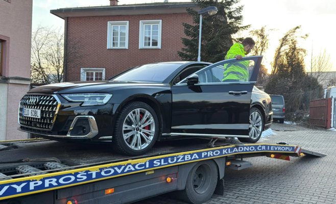 Коррупционный скандал в больнице Мотол: у экс-директора изъяли люксовый Audi A8