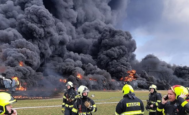 Гигантский пожар на железной дороге в Чехии: загорелись цистерны с токсичным бензолом