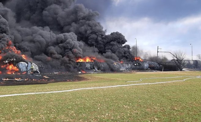 Гигантский пожар на железной дороге в Чехии: загорелись цистерны с токсичным бензолом