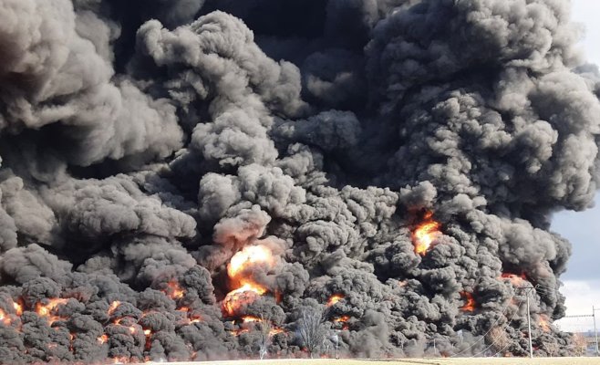 Гигантский пожар на железной дороге в Чехии: загорелись цистерны с токсичным бензолом