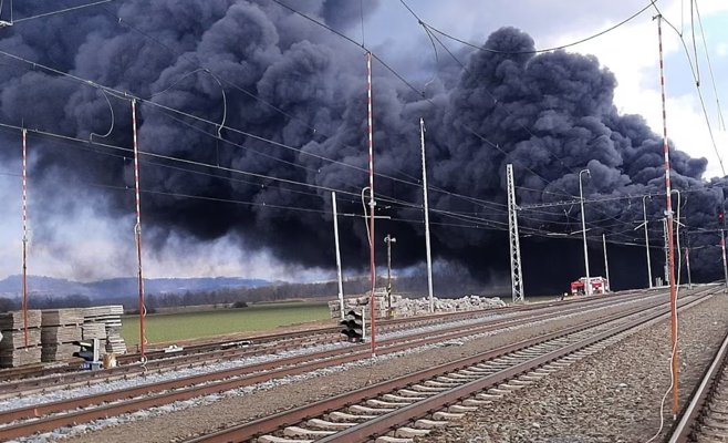 Гигантский пожар на железной дороге в Чехии: загорелись цистерны с токсичным бензолом