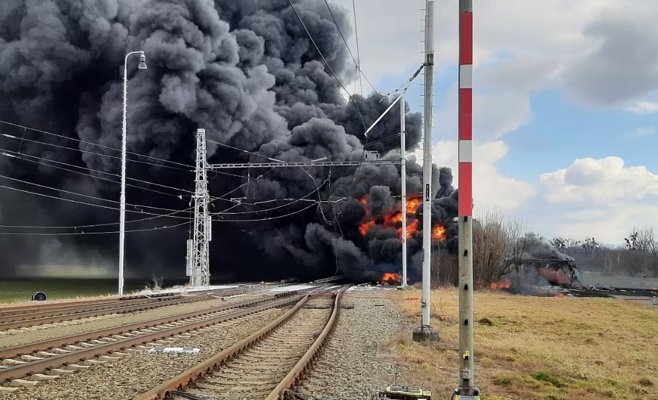 Гигантский пожар на железной дороге в Чехии: загорелись цистерны с токсичным бензолом