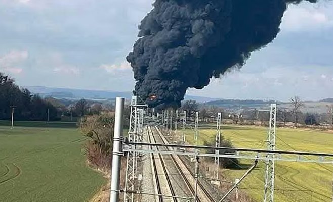 Гигантский пожар на железной дороге в Чехии: загорелись цистерны с токсичным бензолом