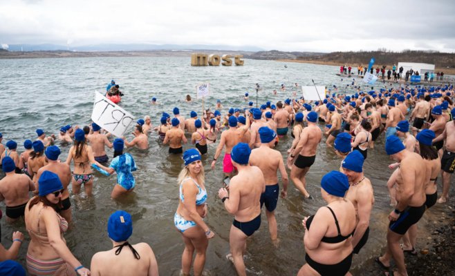 В Чехии установлен мировой рекорд по зимнему купанию: в ледяную воду вошли почти 2,5 тысячи человек
