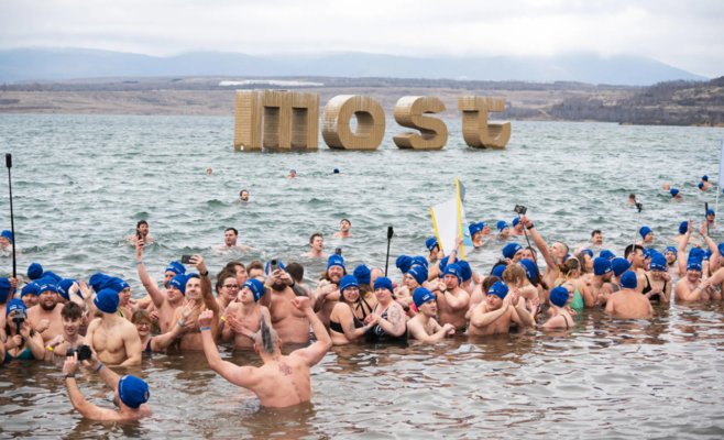В Чехии установлен мировой рекорд по зимнему купанию: в ледяную воду вошли почти 2,5 тысячи человек