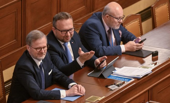Депутаты перешли через вето президента: их зарплаты вырастут почти на 7%