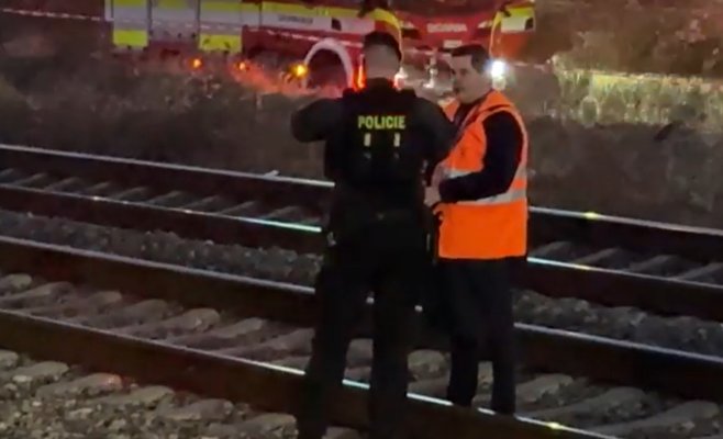 Подросток получил тяжелые ранения после удара током на железной дороге в Праге
