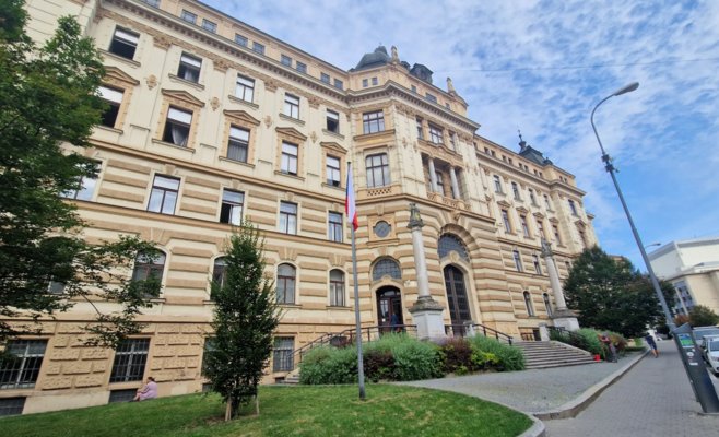 Пес укусил почтальоншу через забор: суд отказал в многотысячной компенсации