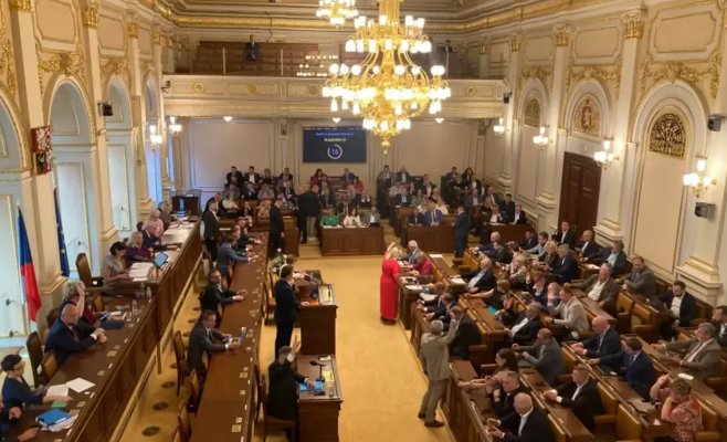 Чешский парламент решает судьбу Трудового кодекса: что ждет работников?