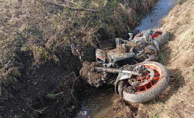 На юге Пльзенского края молодой мотоциклист вылетел с дороги на высокой скорости