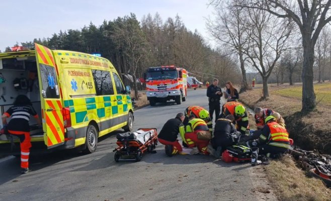На юге Пльзенского края молодой мотоциклист вылетел с дороги на высокой скорости
