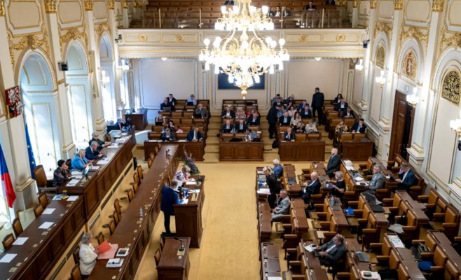 В чешском парламенте искали пистолет: советник депутата забыл его в туалете