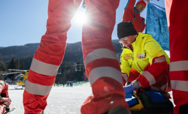 На горнолыжном курорте Шпиндлерув-Млин столкнулись двое детей: их состояние оценивается как тяжелое, задействованы вертолеты