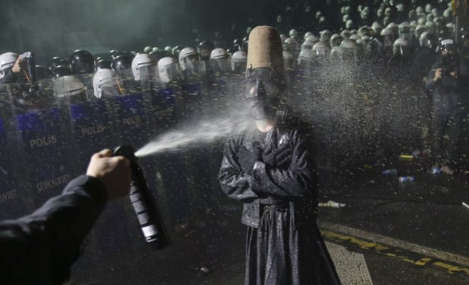 Турцию захлестнули массовые протесты после задержания мэра Стамбула