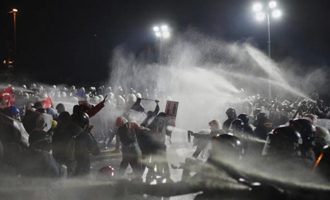 Турцию захлестнули массовые протесты после задержания мэра Стамбула