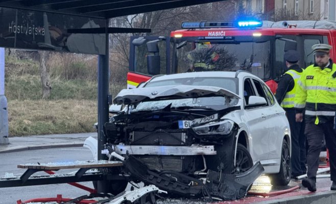 Водитель BMW въехал на трамвайную остановку в Праге: пострадала 105-летняя женщина