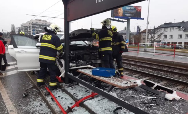 Водитель BMW въехал на трамвайную остановку в Праге: пострадала 105-летняя женщина