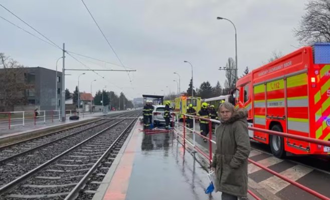 Водитель BMW въехал на трамвайную остановку в Праге: пострадала 105-летняя женщина