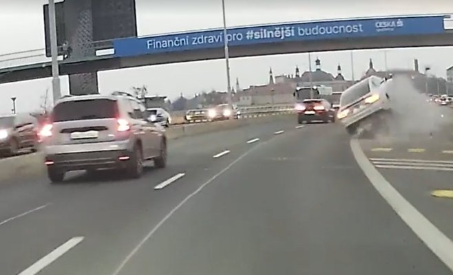 Опасный маневр на скорости: появилось видео жуткой аварии Audi на Нусельском мосту