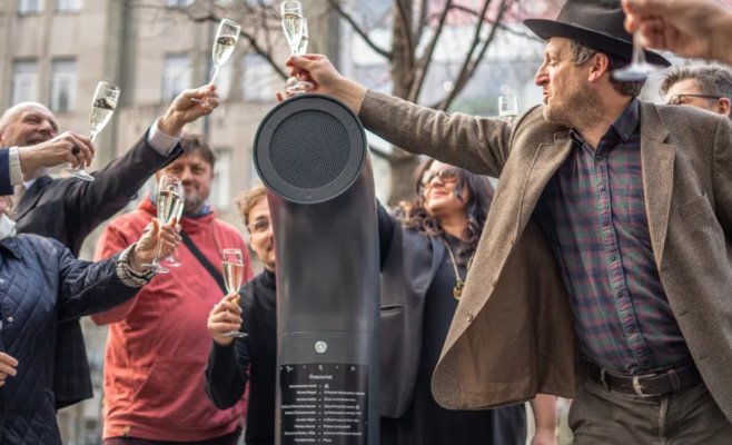 Революции снова оживают: на Вацлавской площади появился поэзиомат с голосами Палаха и Гавела