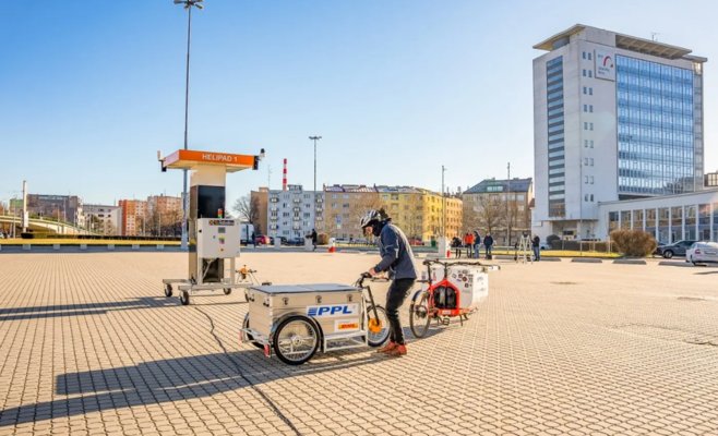 С обедом прилетит дрон: в Чехии прошли первые тесты доставки в городских условиях