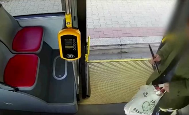 Мужчина в троллейбусе в Усти-над-Лабем вступил в схватку с агрессором с ножом. Камера зафиксировала инцидент