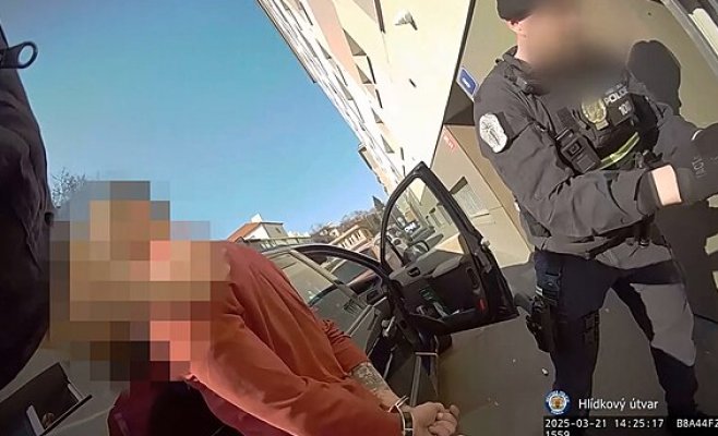 Мужчина с запретом на вождение пытался скрыться от полиции и спрятать наркотики