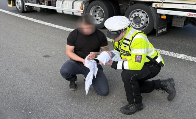 Младенец перестал дышать в машине: полицейские провели реанимацию прямо на трассе