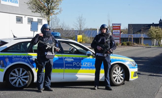 Три человека найдены мертвыми в доме в Германии: полиция ведёт масштабную операцию и просит не подвозить попутчиков