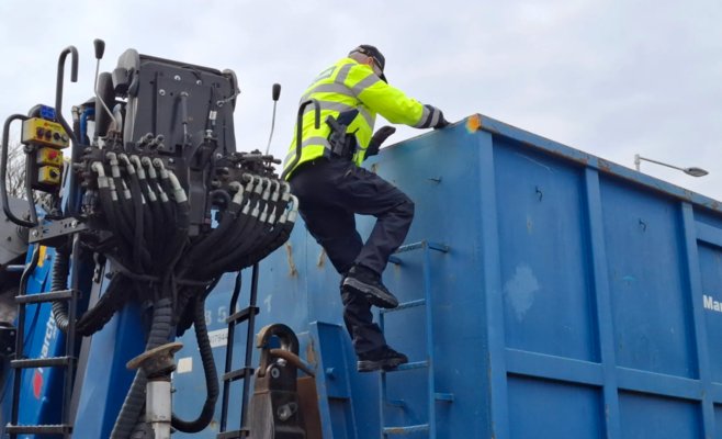 «Да, мы завозили в Чехию мусор»: репортаж с рейда по грузовикам с отходами