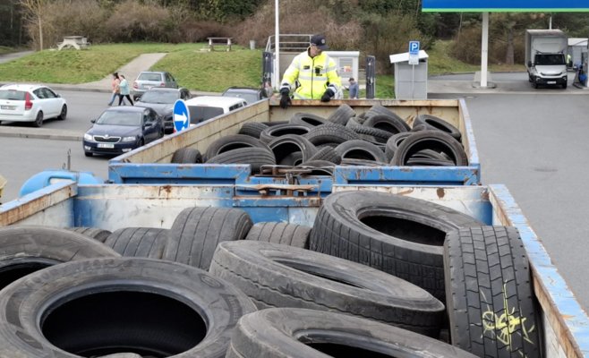 «Да, мы завозили в Чехию мусор»: репортаж с рейда по грузовикам с отходами