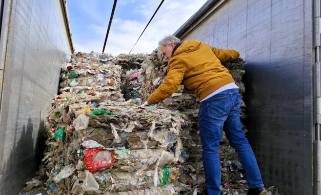 «Да, мы завозили в Чехию мусор»: репортаж с рейда по грузовикам с отходами
