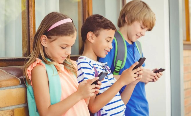 Во Франции запрет на смартфоны в школах ужесточат: дети будут сдавать телефоны на весь учебный день