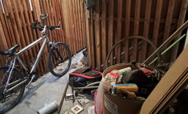 «Как только приходят соцвыплаты — начинается бардак»: в Устецком крае жильцы страдают от соседей в проблемном доме