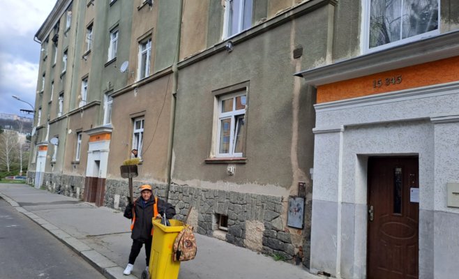 «Как только приходят соцвыплаты — начинается бардак»: в Устецком крае жильцы страдают от соседей в проблемном доме